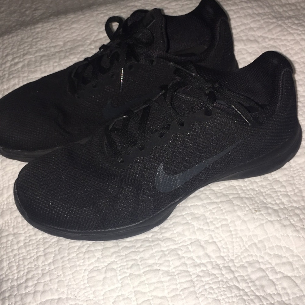 Nike all-black tennis shoes